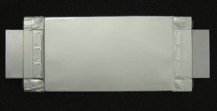 東芝公布的充電機(jī)充電鋰電池 50Ah 原型產(chǎn)品圖 東芝公布的充電機(jī)充電鋰電池 50Ah 原型產(chǎn)品圖