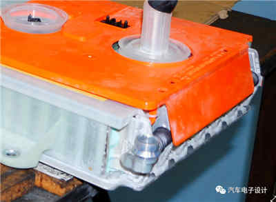 BMW與Tesla設計的智能充電機充電蓄電池系統哪家更強？